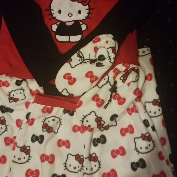 Hello Kitty Fleece PJ Set w.matching Slippers NEW - Picture 3 of 8